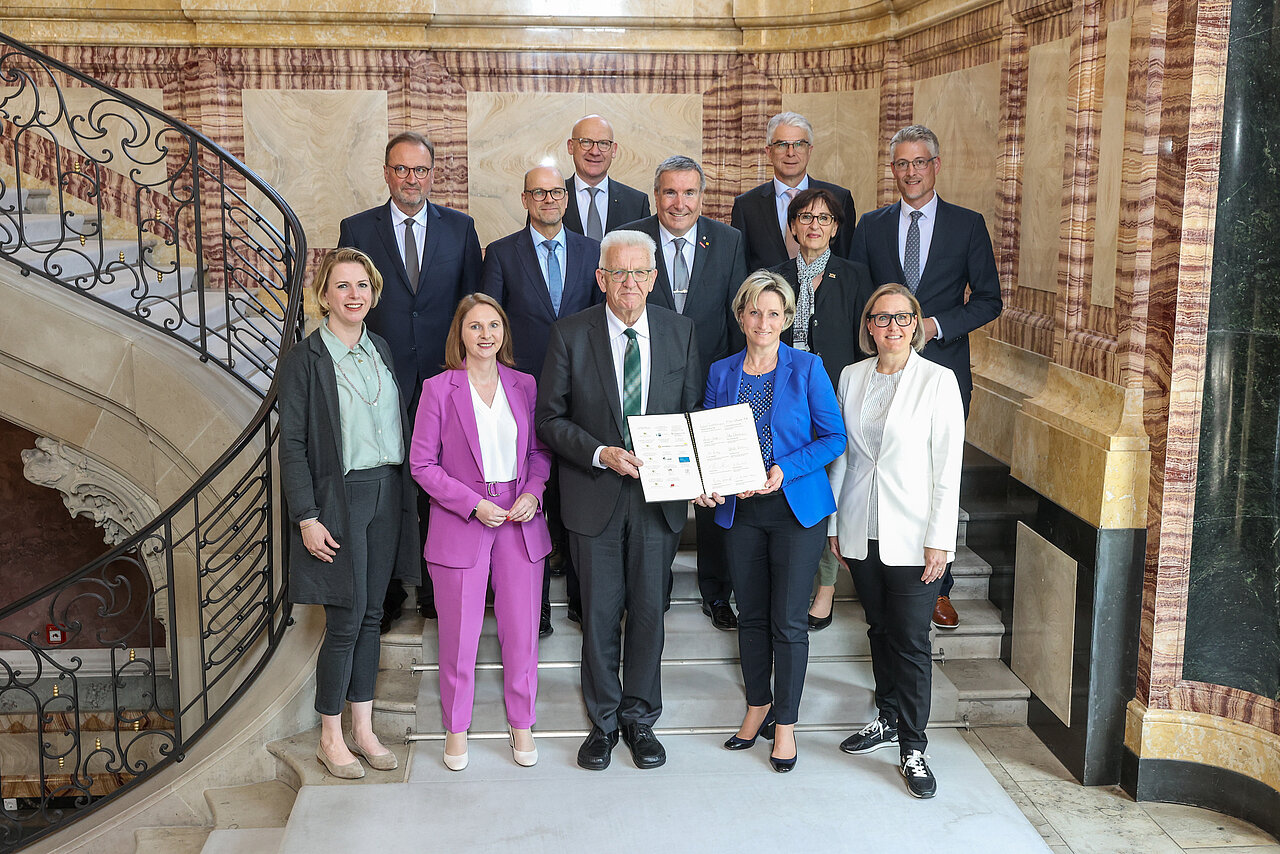 Gruppenbild der Unterzeichnenden des Ausbildungsbündnisses 2023-2027 Anmerkung: Auf dem Bild fehlen Wissenschaftsministerin Petra Olschowski und der Präsident des Baden-Württembergischen Handwerkstags, Rainer Reichhold, die bereits vorab unterzeichnet haben.